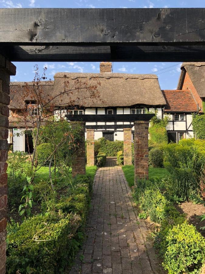 Old Hunters Lodge Whipsnade Limited Экстерьер фото
